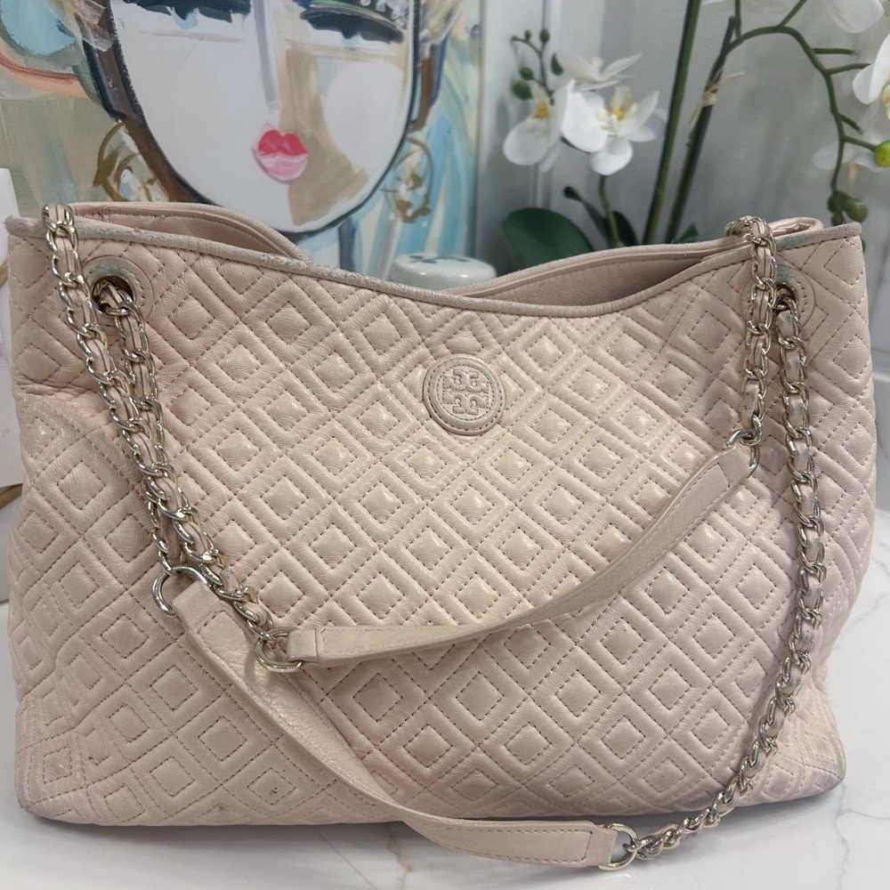 Tory Burch Logo Embossed Quilt Stitch Leather Shoulder Bag- Pale Pink